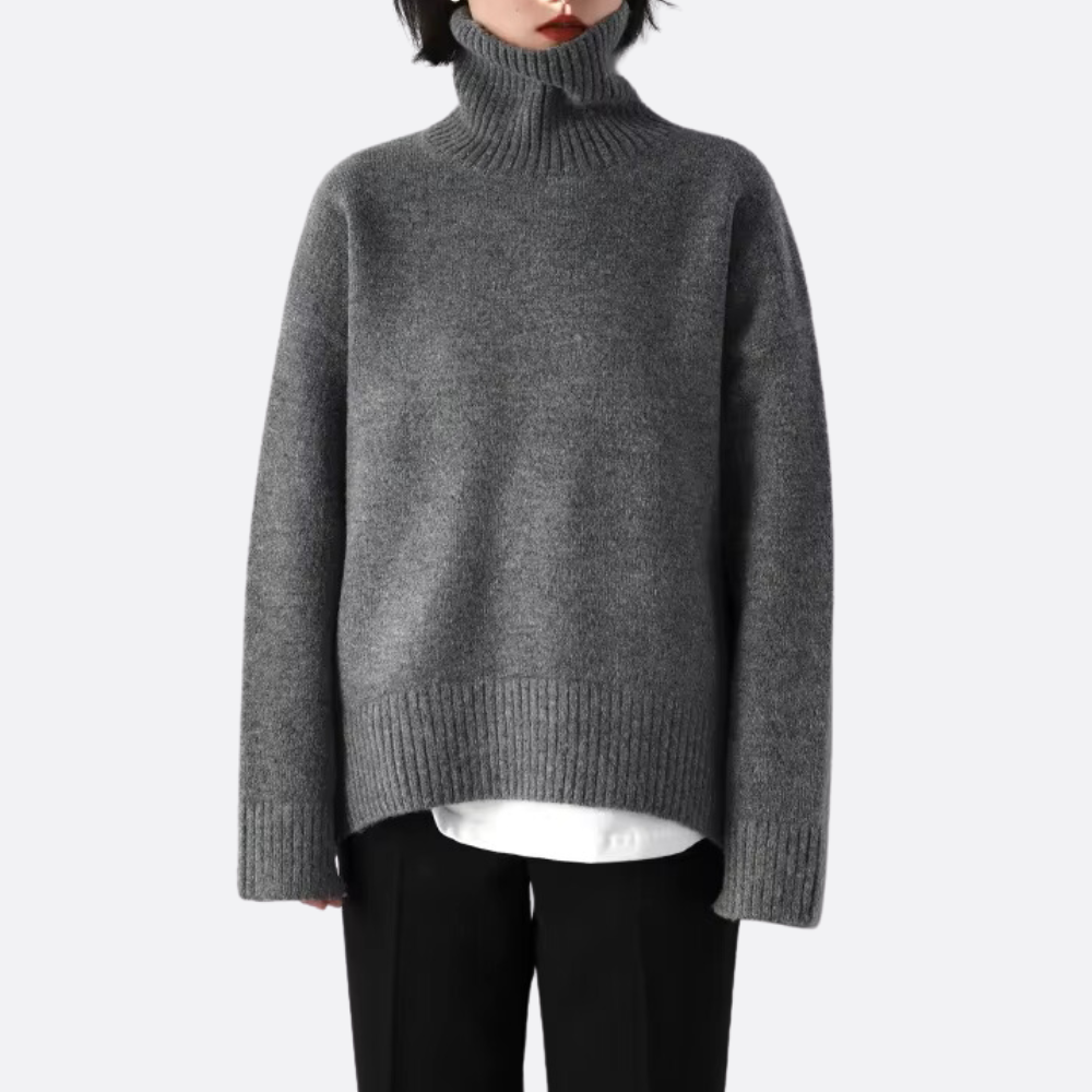 Cozy women's oversized turtleneck sweater with a relaxed fit, ideal for comfortable daily wear in colder weather.