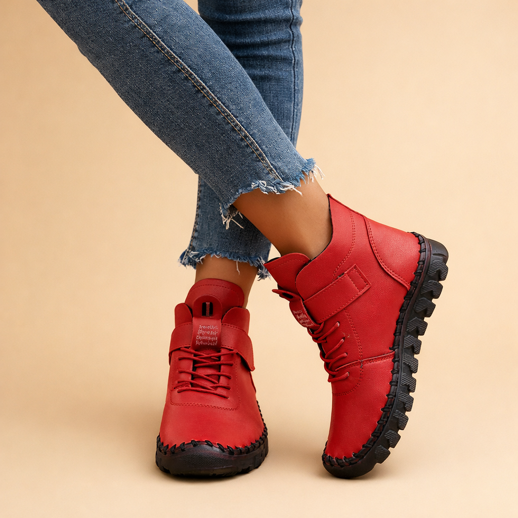Insulated women's boots, featuring a warm thermal lining for ultimate winter comfort & secure anti-slip sole.