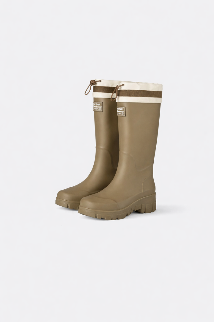 Comfortable women's waterproof boots, ideal for rainy days and muddy terrain.