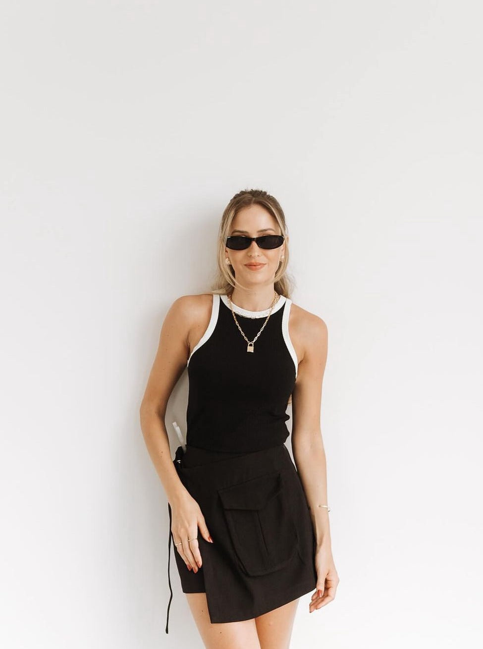 Fitted women's sleeveless ribbed tank with stylish contrast trim, ideal for everyday summer fashion.
