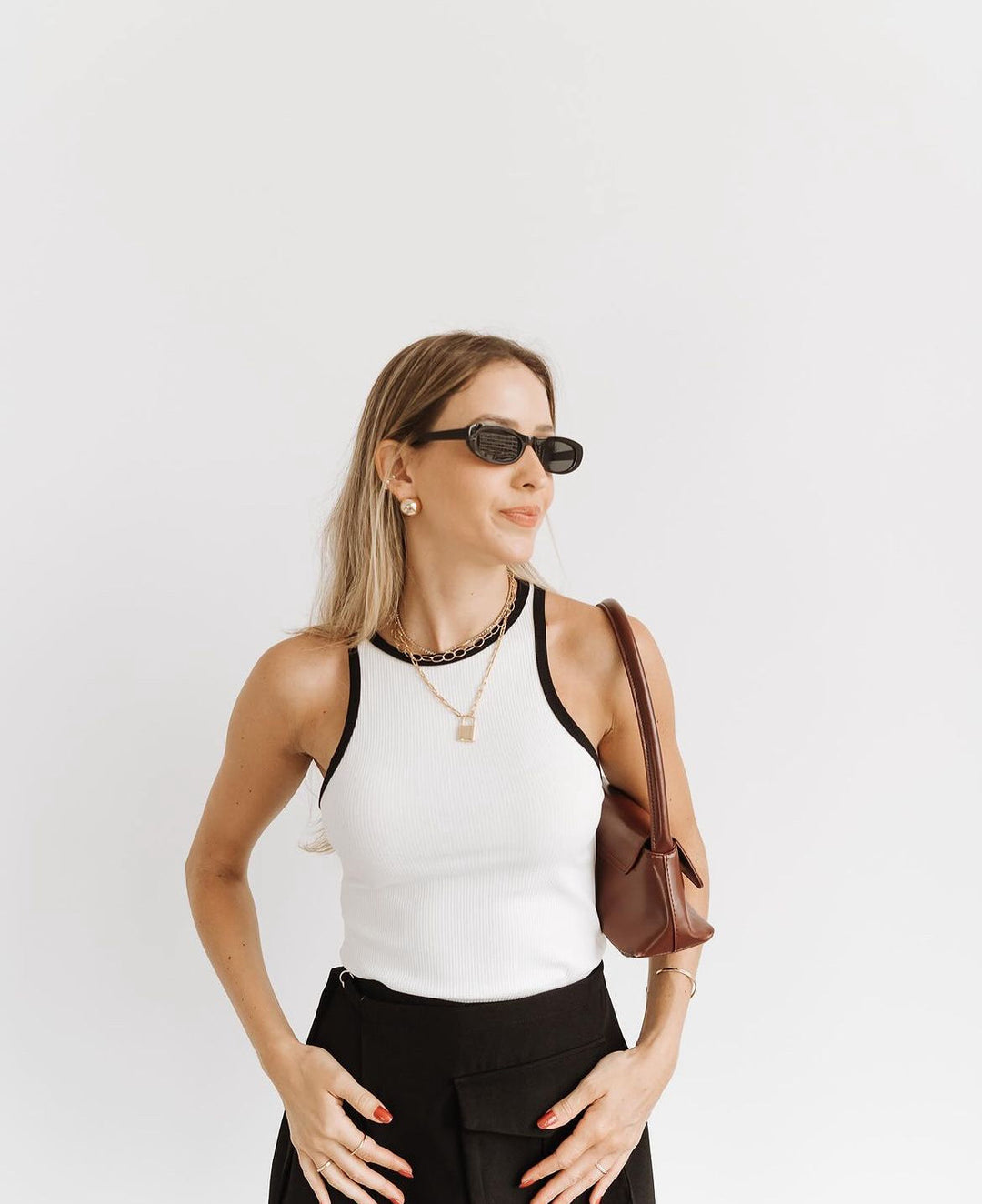 Cropped women's ribbed tank top featuring a black contrast trim, essential for summer high-waist styles.