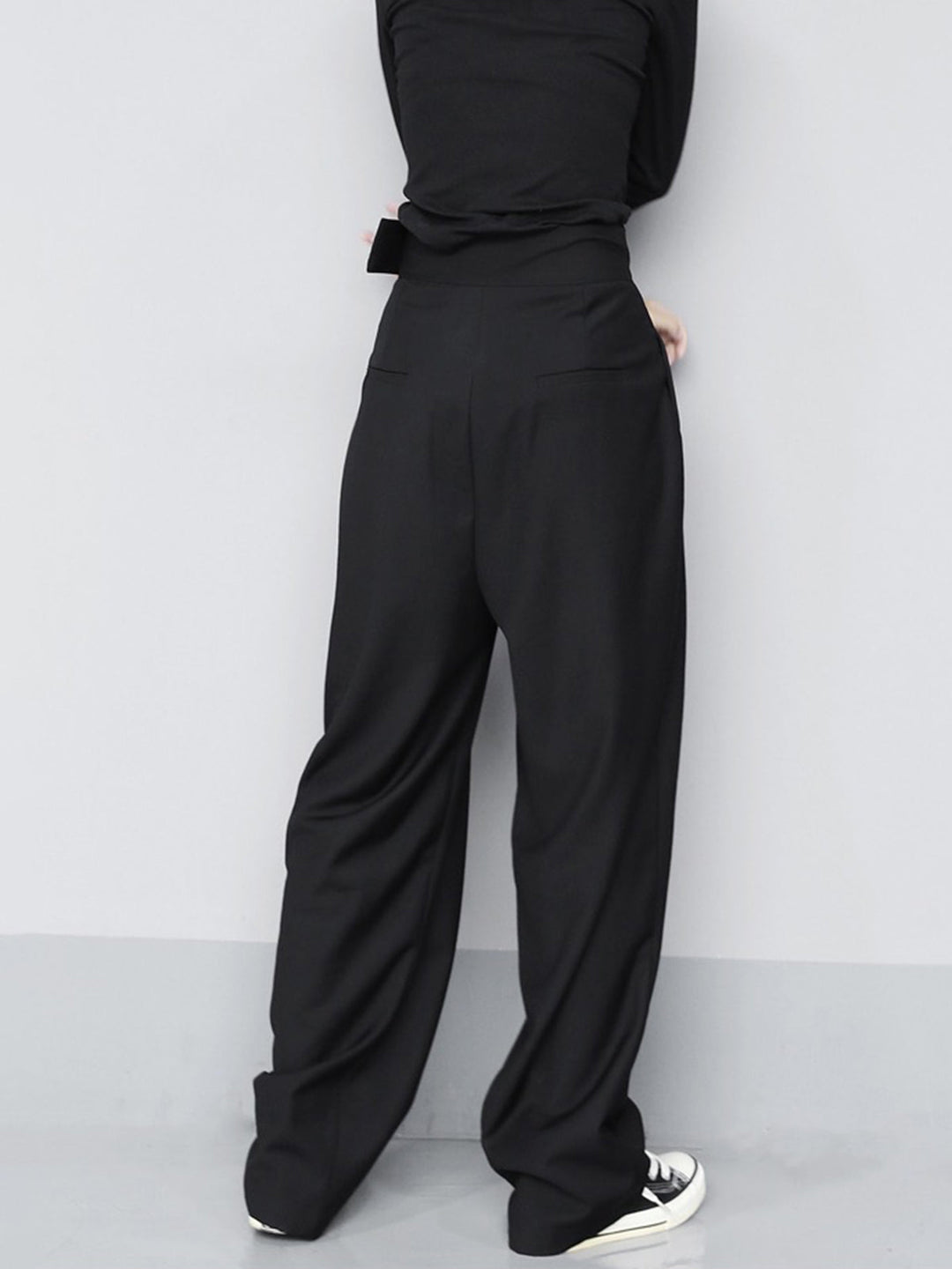 Adjustable velcro waist wide leg trousers for women. Pleated, comfortable, and stylish for any occasion.