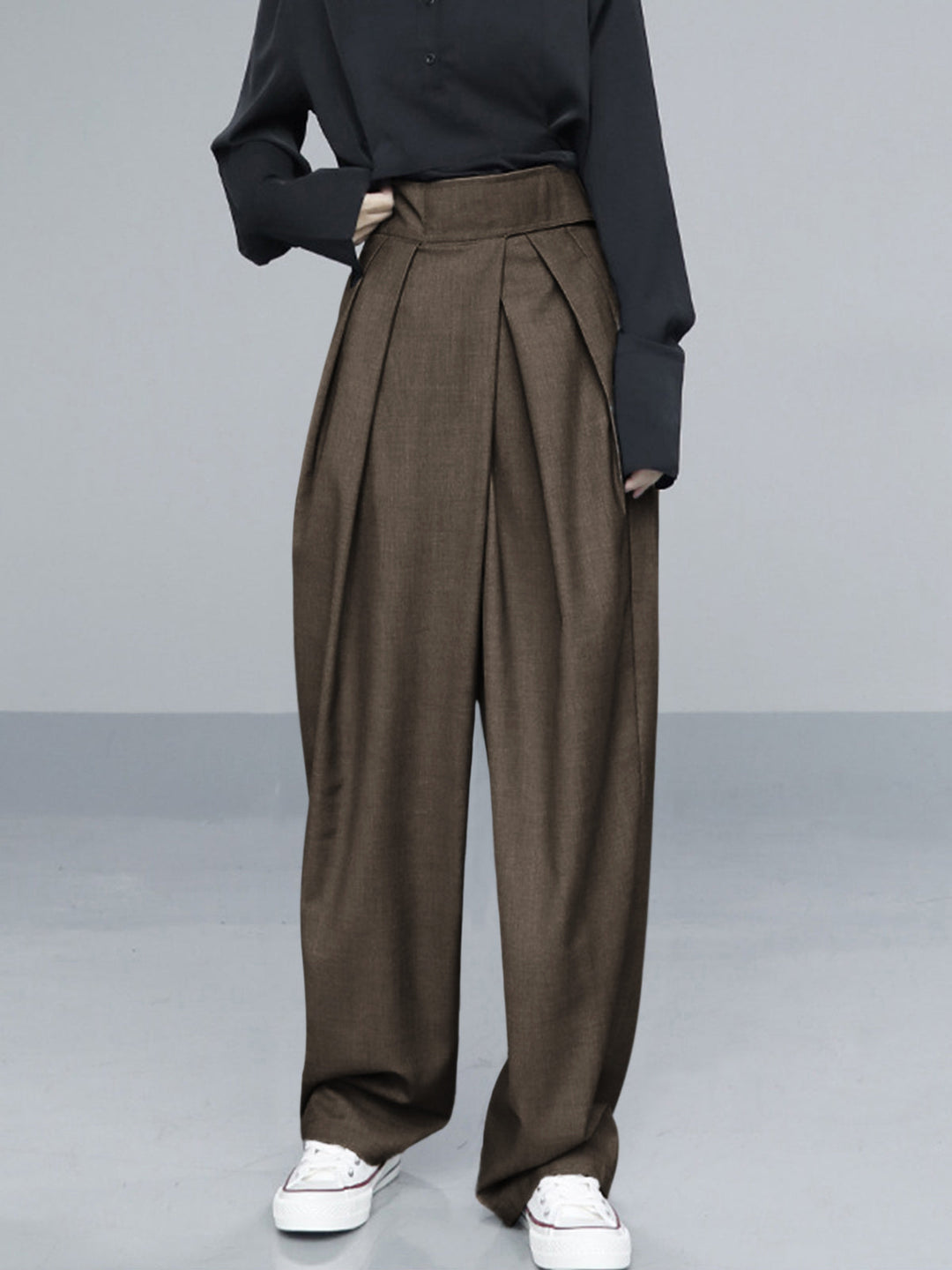Pleated women's wide leg trousers with a convenient velcro adjustable waist. Comfortable and elegantly casual.