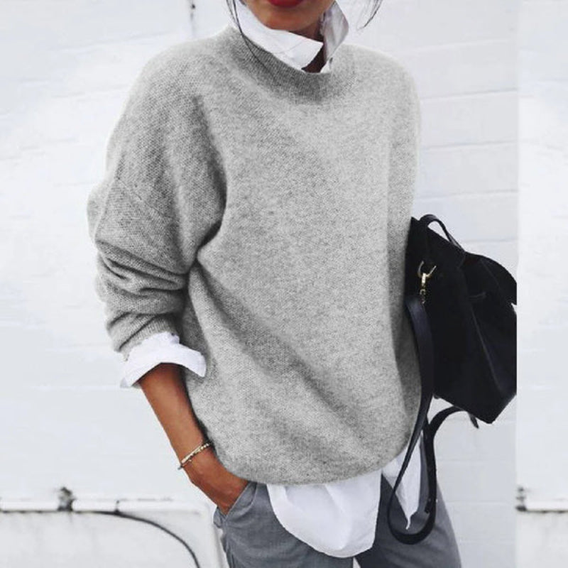 "Women's casual knit cashmere sweater in khaki with long sleeves and a solid pattern, ideal for cool autumn days."