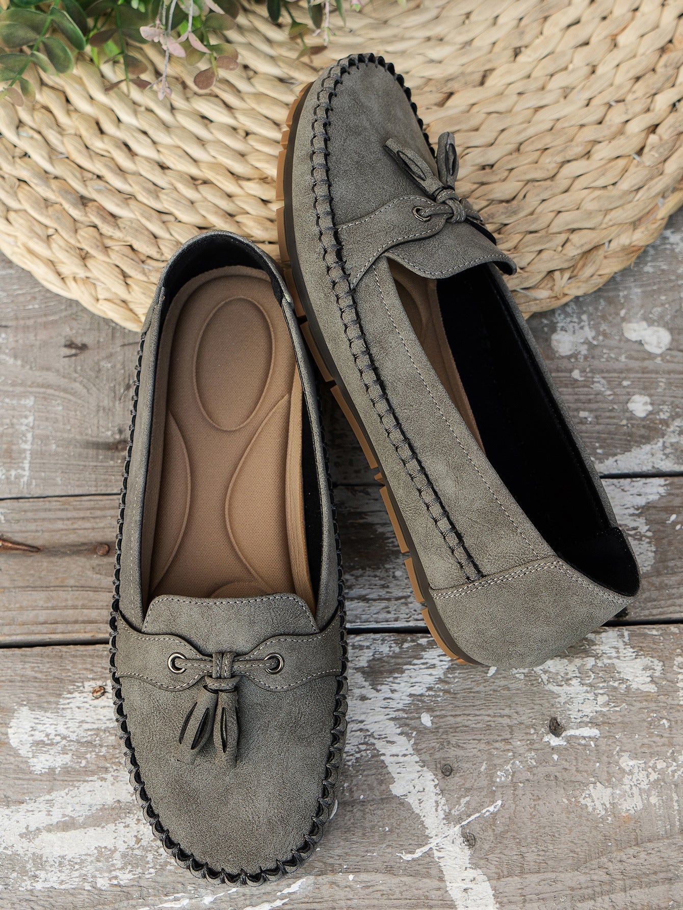 "Women's classic bow loafers in soft suede, stylish flat slip-ons with elegant bow accent, ideal for any occasion."
