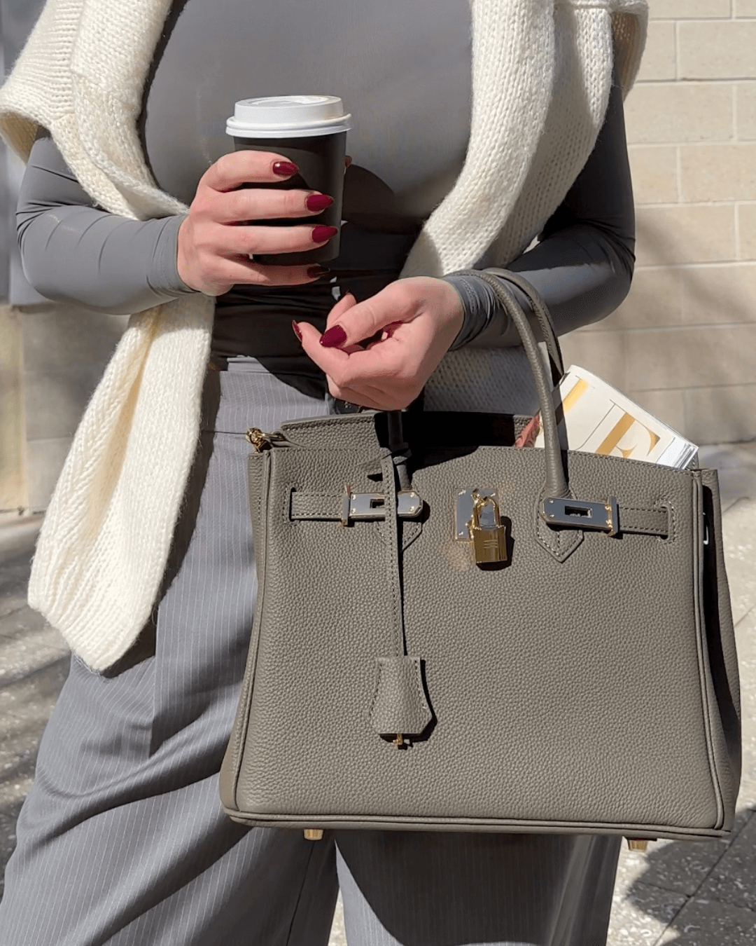 Women's luxury leather shoulder bag; elegant brown design with adjustable strap, perfect for any occasion; timeless style.