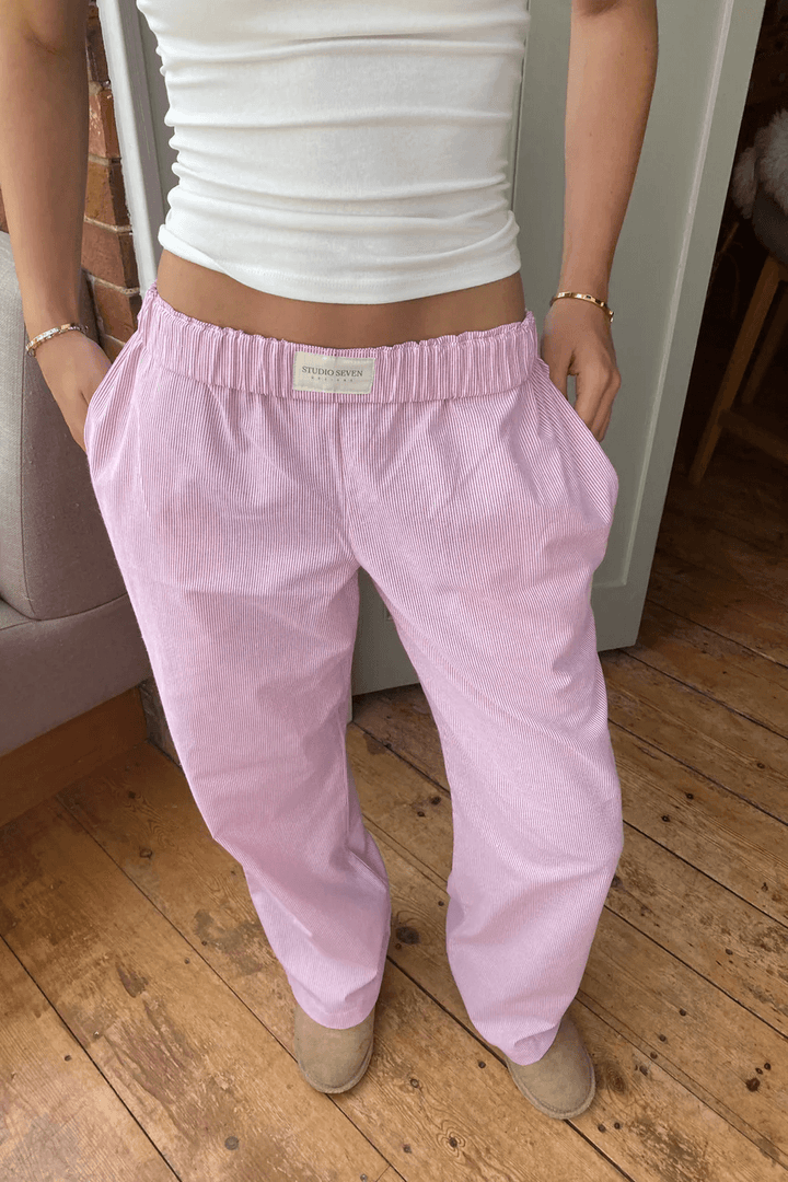 Women's relaxed lounge trousers in a soft, lightweight fabric with an elastic waistband, perfect for casual, laid-back style and everyday comfort.
