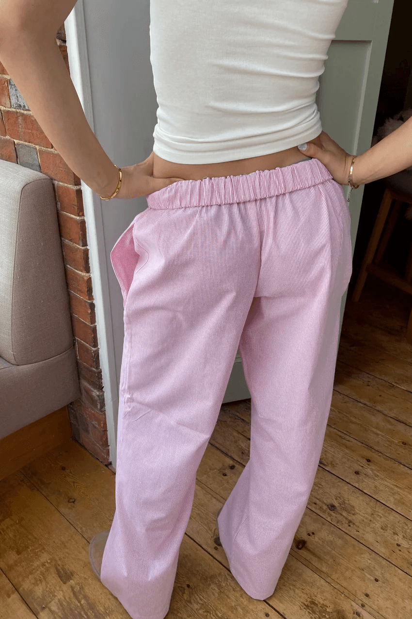 Women's relaxed lounge trousers in a soft, lightweight fabric with an elastic waistband, perfect for casual, laid-back style and everyday comfort.