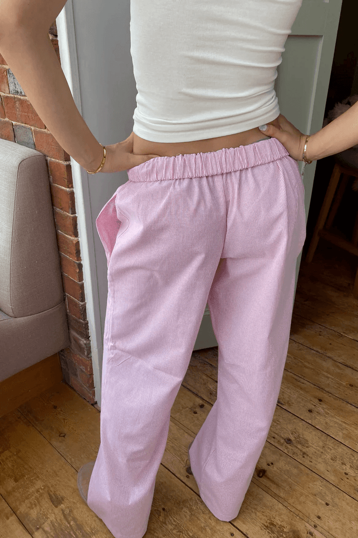 Women's relaxed lounge trousers in a soft, lightweight fabric with an elastic waistband, perfect for casual, laid-back style and everyday comfort.