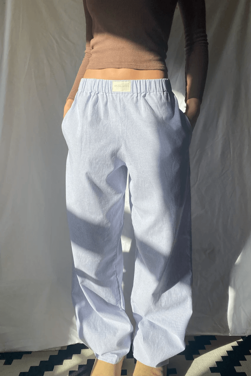 Women's relaxed lounge trousers in a soft, lightweight fabric with an elastic waistband, perfect for casual, laid-back style and everyday comfort.