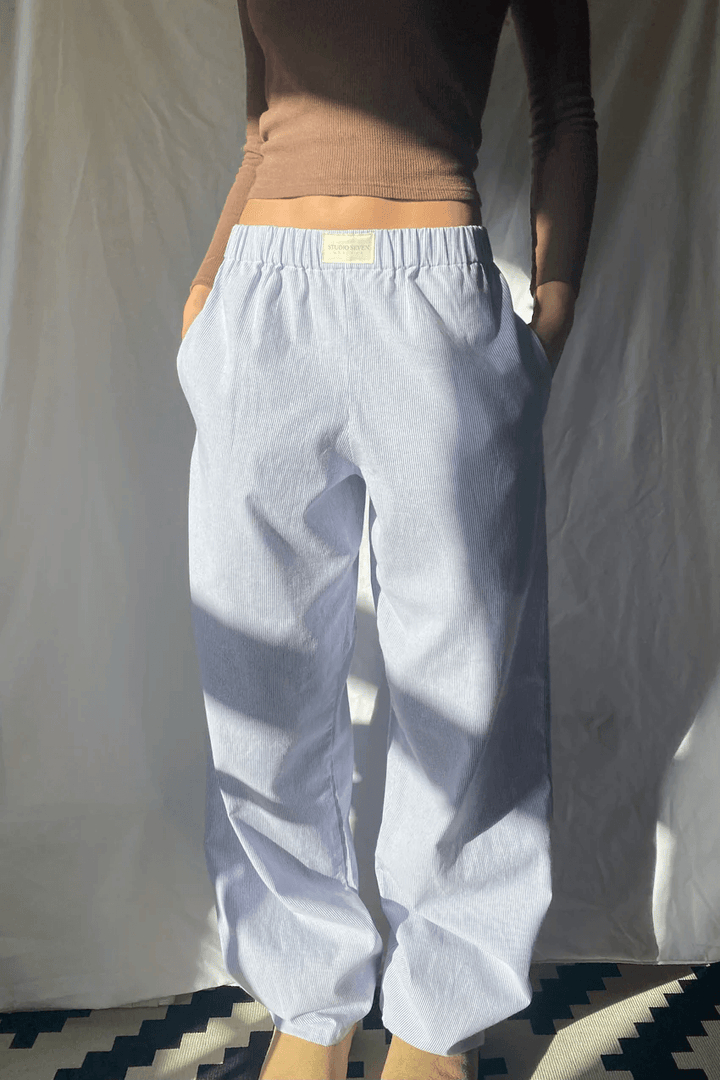 Women's relaxed lounge trousers in a soft, lightweight fabric with an elastic waistband, perfect for casual, laid-back style and everyday comfort.