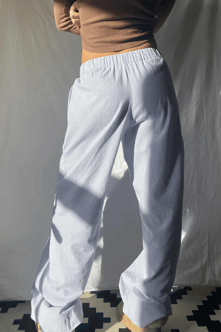 Women's relaxed lounge trousers in a soft, lightweight fabric with an elastic waistband, perfect for casual, laid-back style and everyday comfort.
