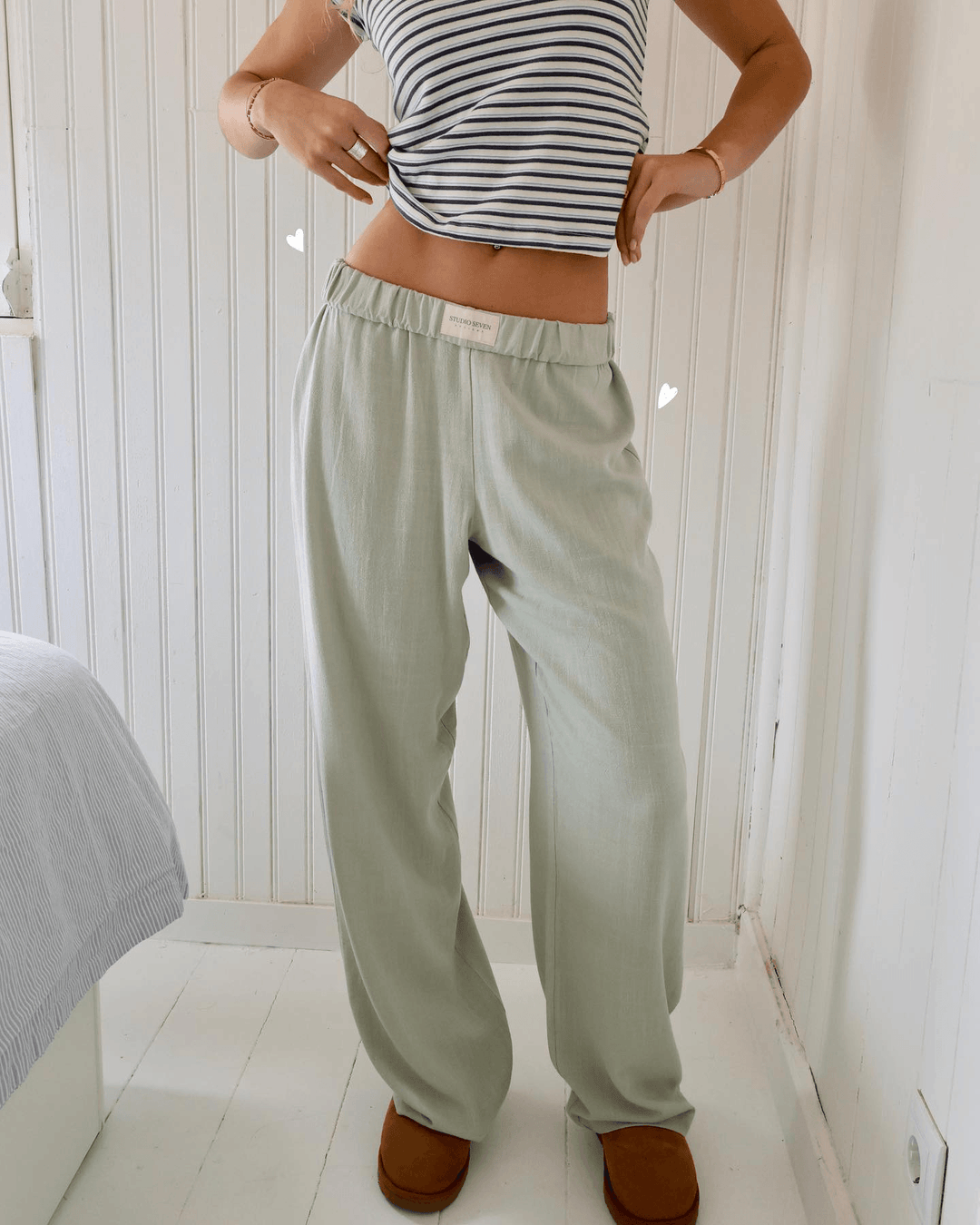 Women's relaxed lounge trousers in a soft, lightweight fabric with an elastic waistband, perfect for casual, laid-back style and everyday comfort.