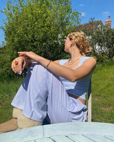 Women's relaxed lounge trousers in a soft, lightweight fabric with an elastic waistband, perfect for casual, laid-back style and everyday comfort.