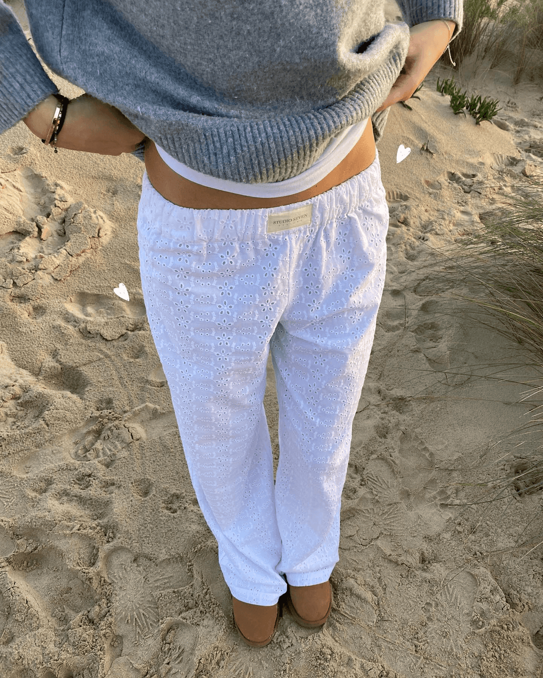 Women's relaxed lounge trousers in a soft, lightweight fabric with an elastic waistband, perfect for casual, laid-back style and everyday comfort.