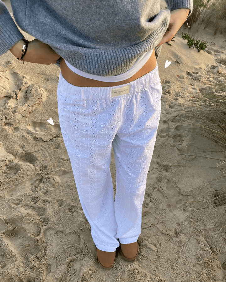 Women's relaxed lounge trousers in a soft, lightweight fabric with an elastic waistband, perfect for casual, laid-back style and everyday comfort.